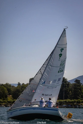 La Rivale 3 vue de face avec son équipage lors des 5 Jours du Léman 2026